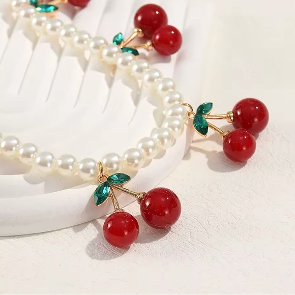 Cherry Pearl Gold Necklace - Picture 5 of 6